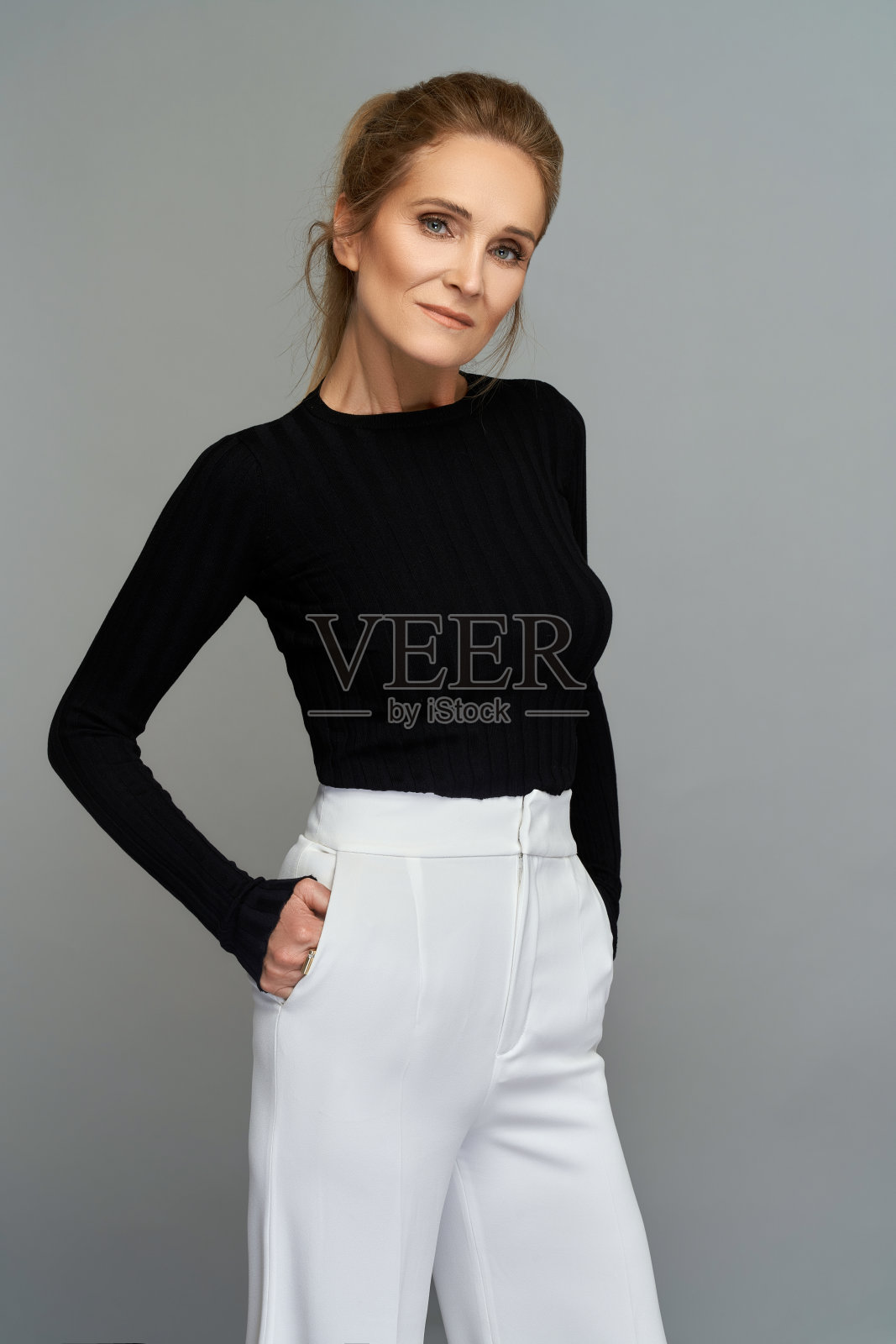 在工作室摆姿势的成熟女性模特照片摄影图片