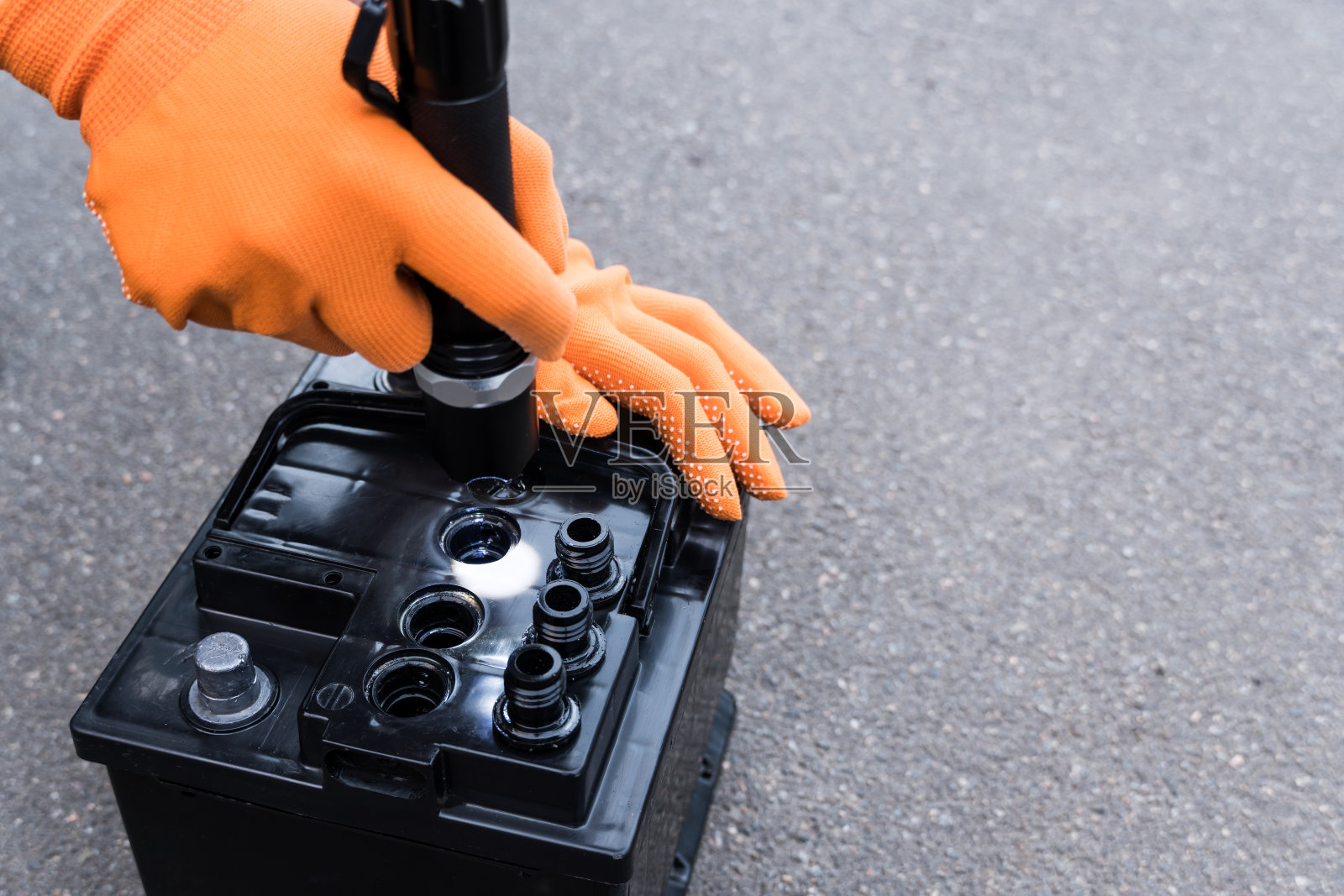 机修工用手电筒照了一下电池照片摄影图片