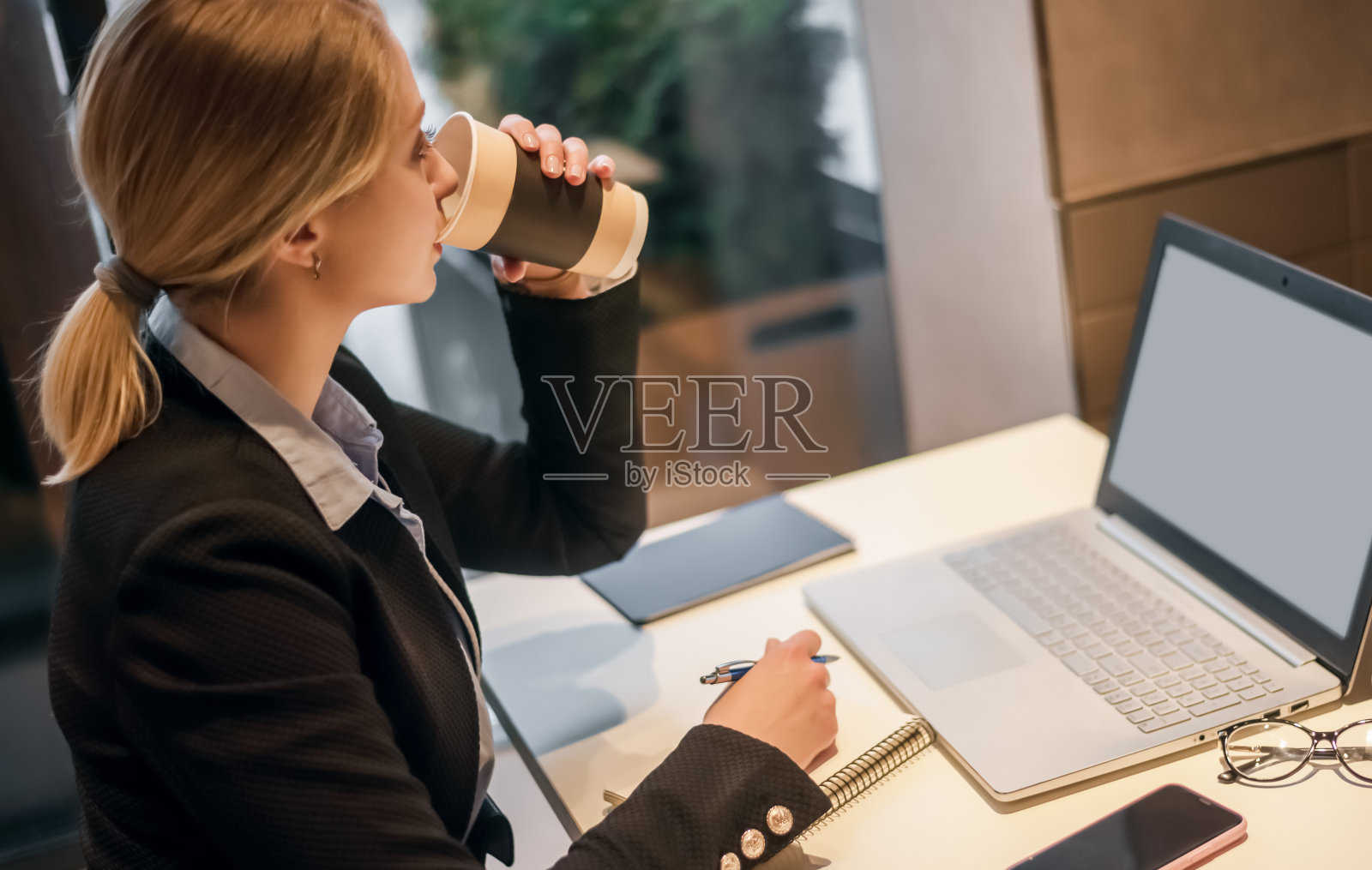 在咖啡店喝咖啡/喝茶和使用平板电脑的女商人照片摄影图片
