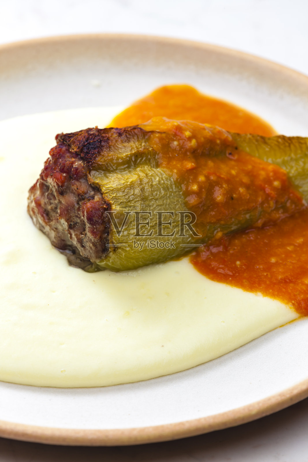 辣椒馅的肉末，番茄酱和土豆泥照片摄影图片