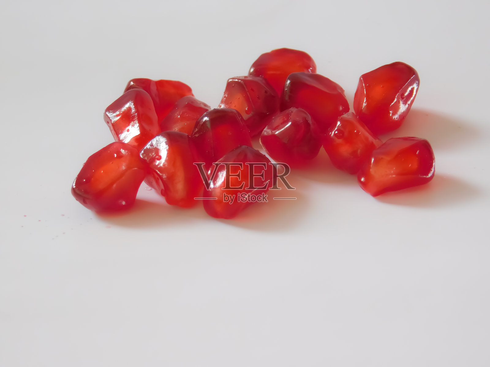 近距离观察红色石榴种子孤立的白色背景照片摄影图片