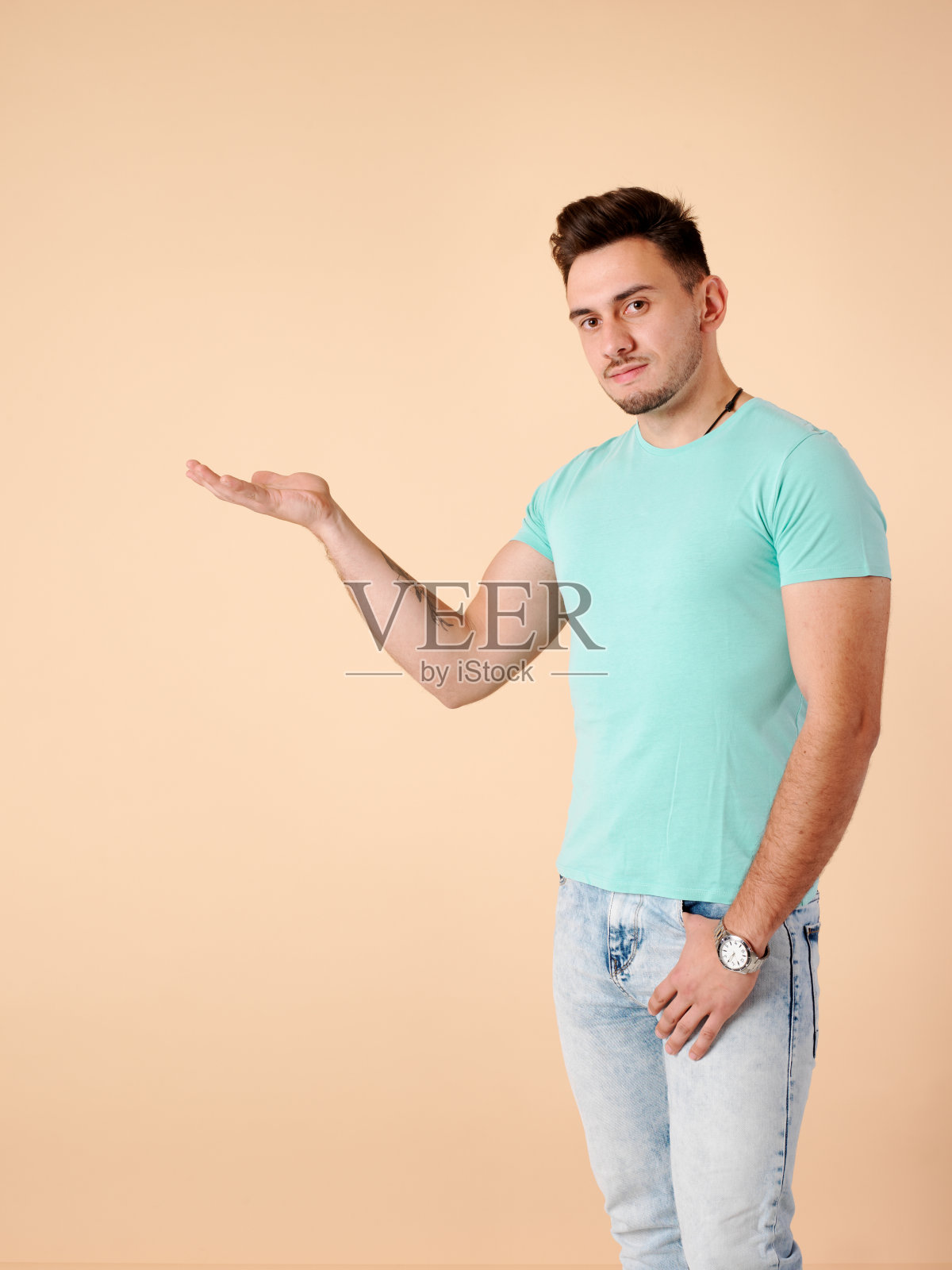 年轻人微笑着指指点点照片摄影图片