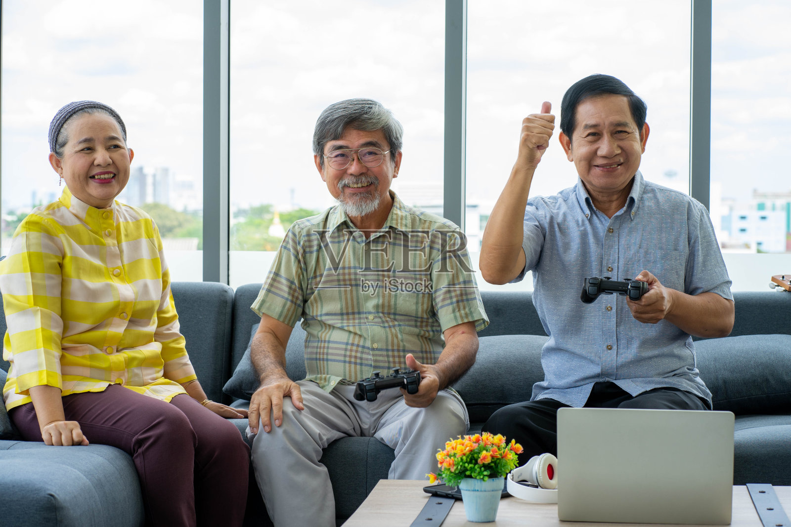 一群年长的亚洲人喜欢在圣诞节和新年庆祝晚会期间聚会。照片摄影图片