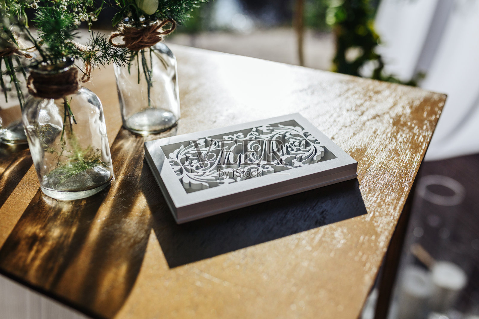 桌上放着小花束的戒指首饰盒照片摄影图片