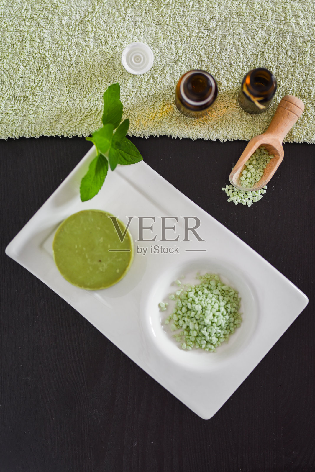 天然化妆品放松沐浴-精油，浴盐和肥皂照片摄影图片