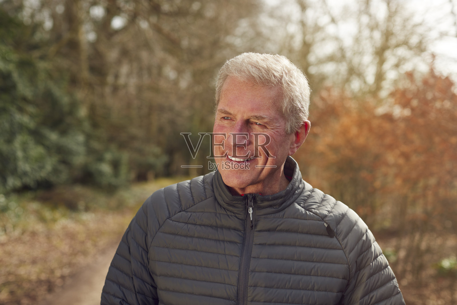 在新冠肺炎封锁期间，微笑老人在乡村散步照片摄影图片