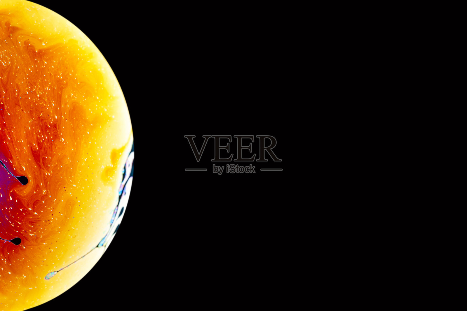 肥皂泡沫接近宏观迷幻抽象和星球模仿。抽象背景与彩色梯度彩虹颜色。照片摄影图片