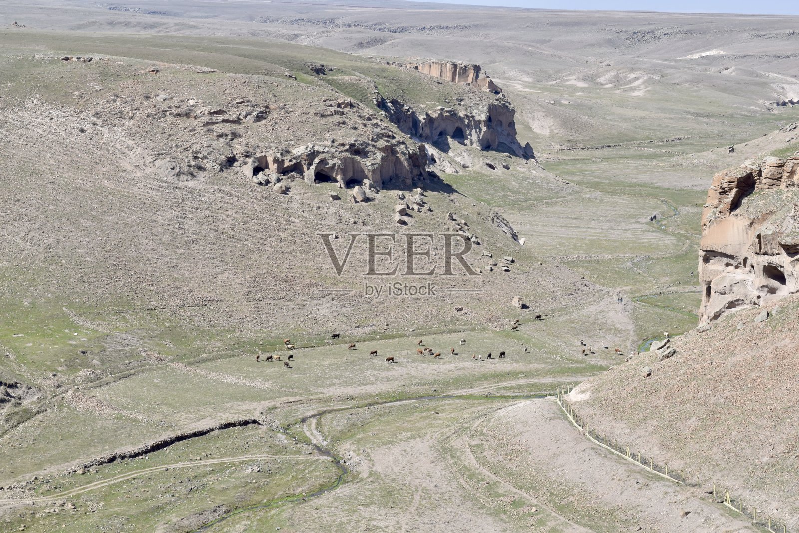 青山之间的平原照片摄影图片