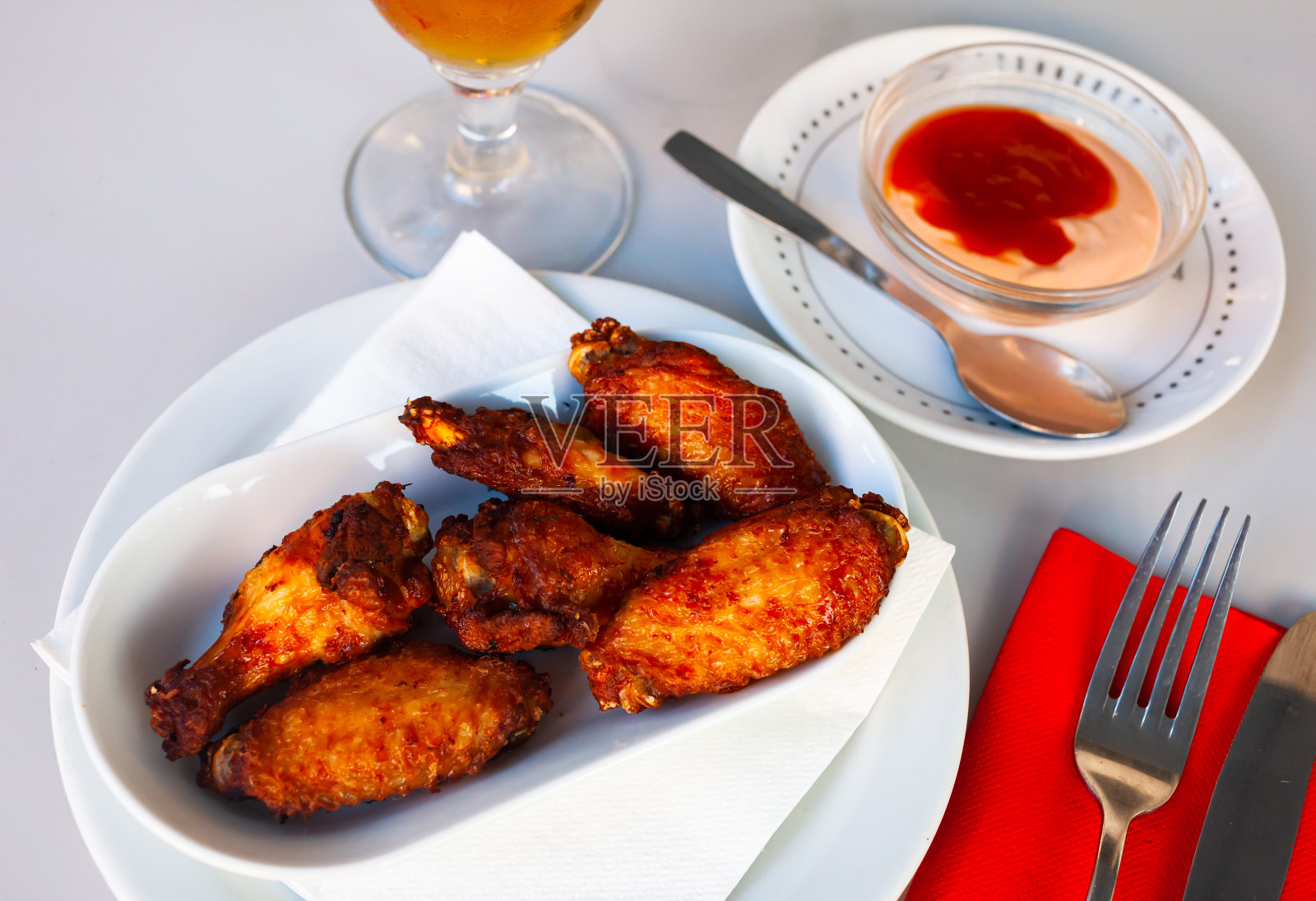 开胃的烤鸡翅盘特写照片摄影图片