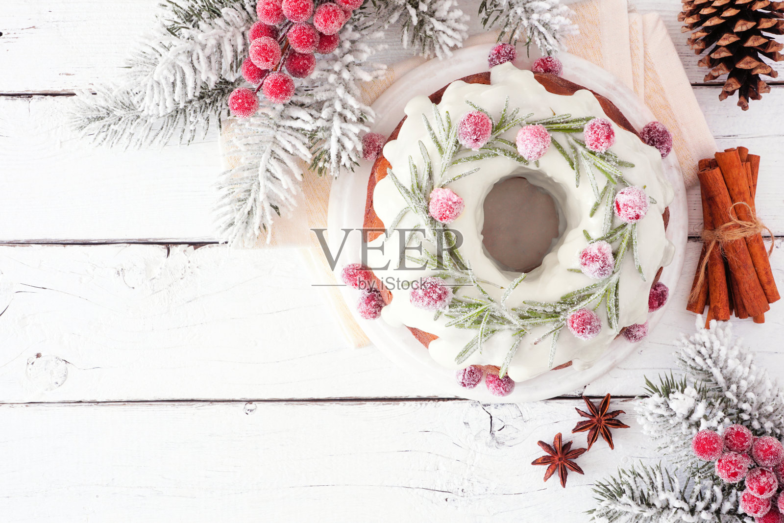 圣诞姜饼配蛋酒糖霜和花环。顶视图在一个白色的木材背景与复制空间。照片摄影图片