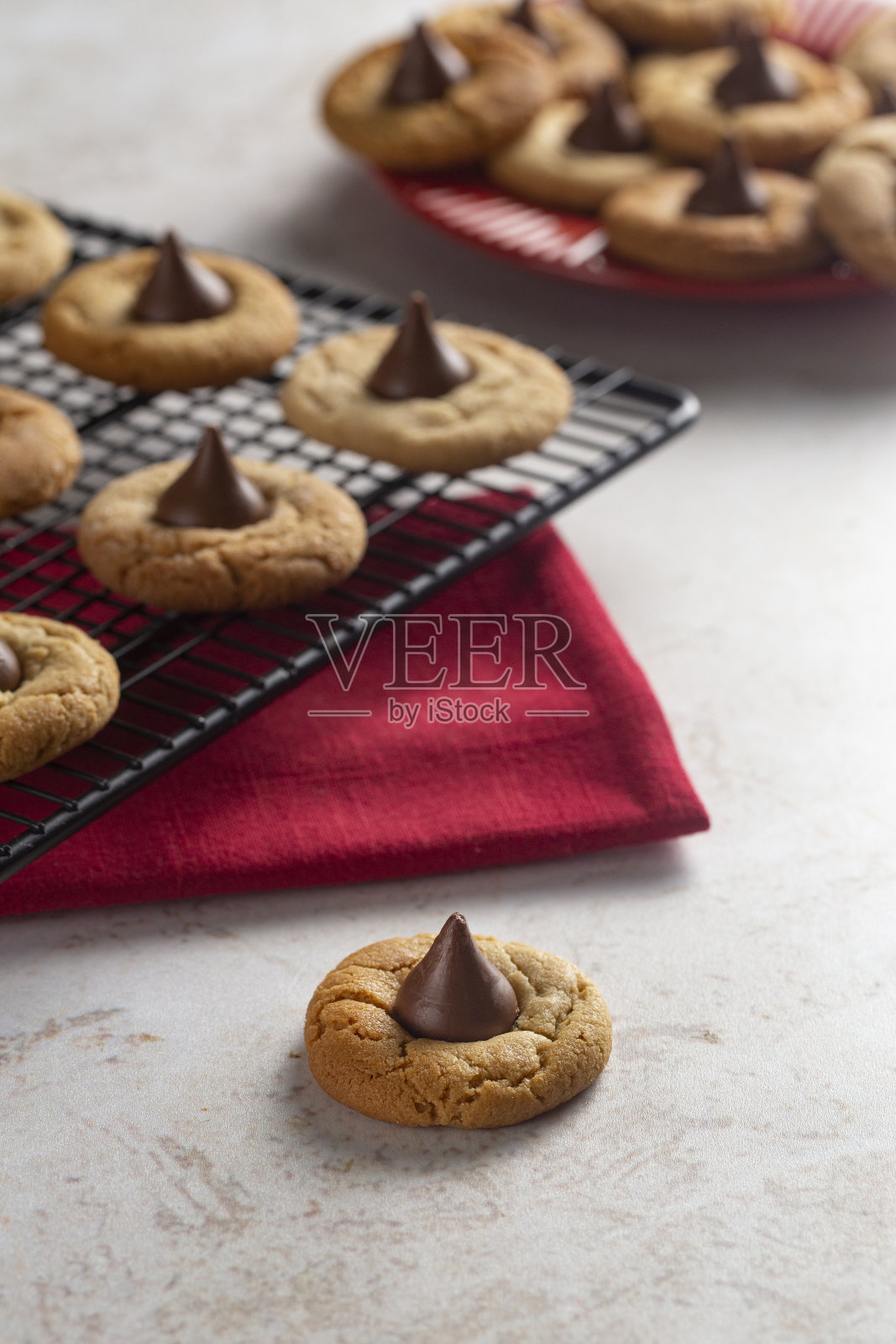 厨房柜台上的经典花生酱花饼干照片摄影图片