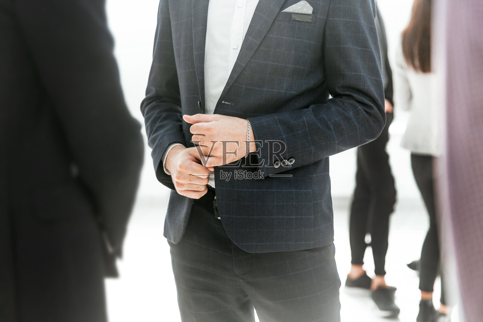 商务人士站在办公室里聊天照片摄影图片