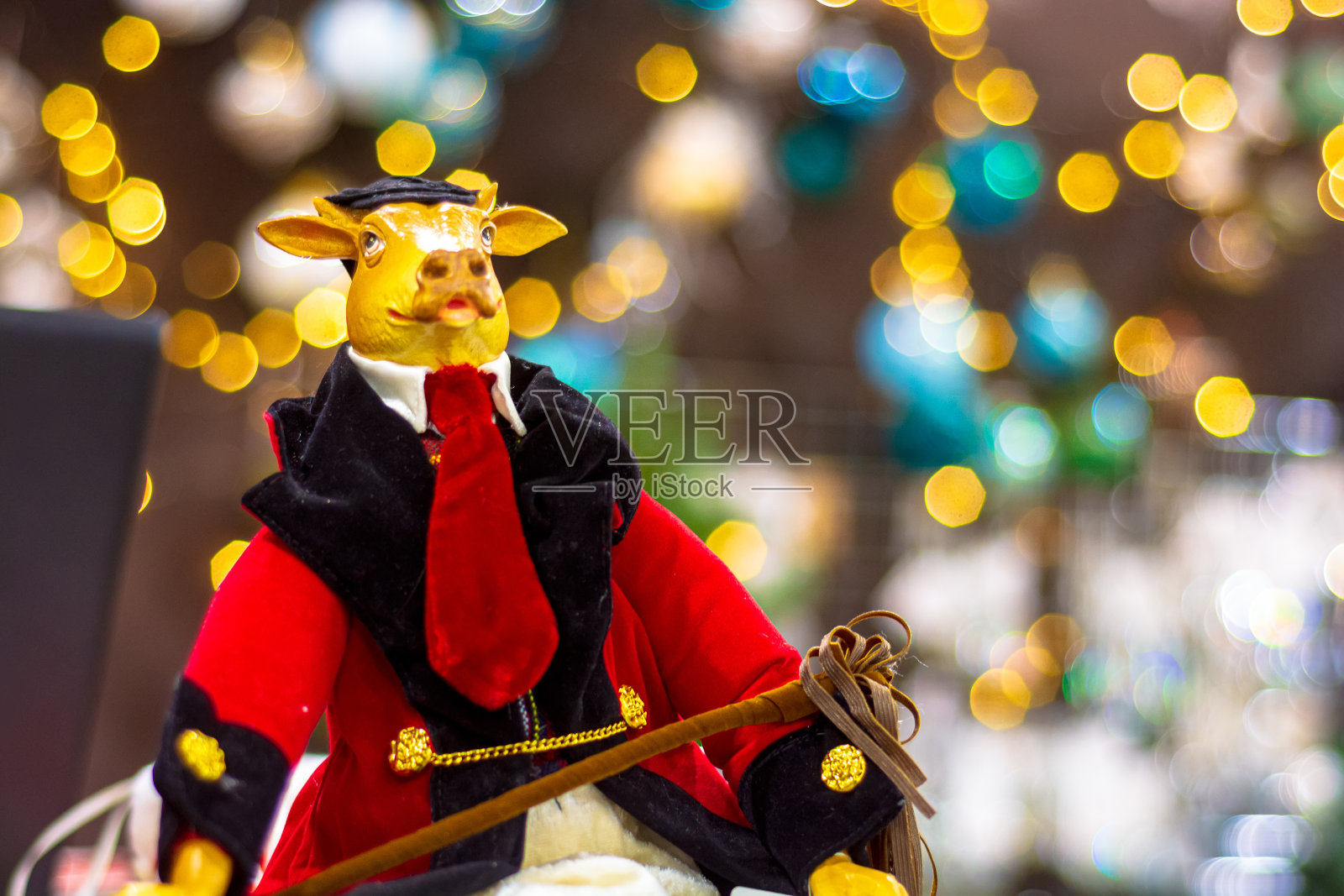 公牛雕像穿着红色天鹅绒西装和领带照片摄影图片