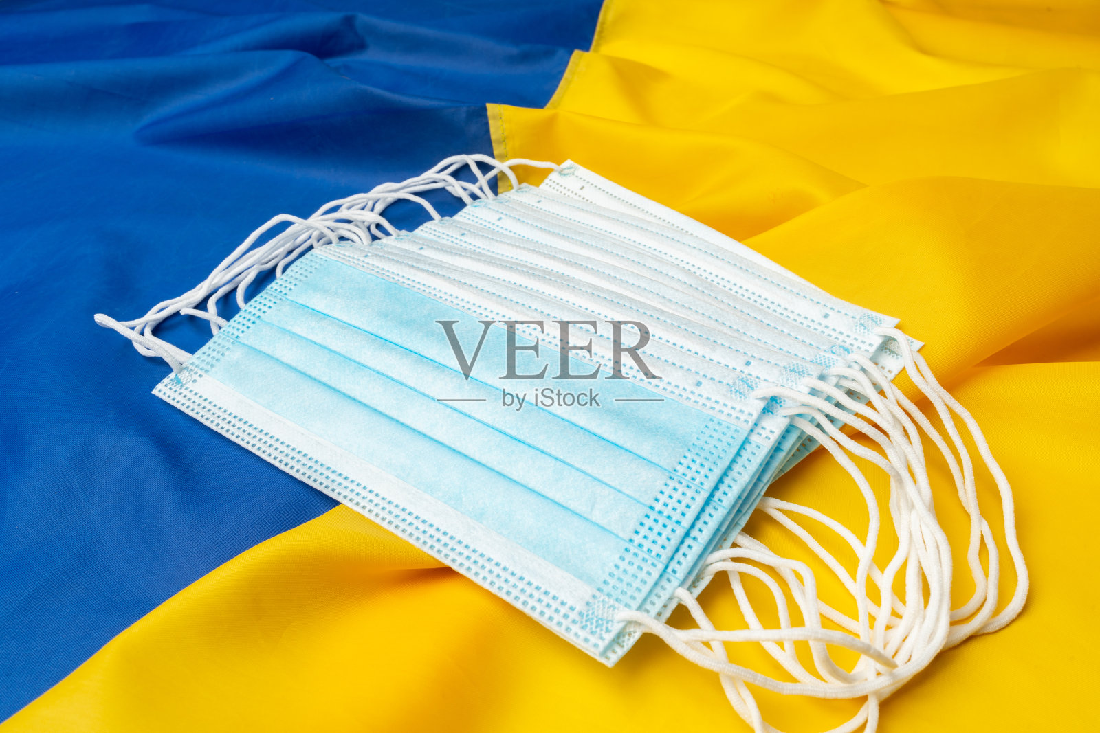 乌克兰国旗上的医用口罩照片摄影图片