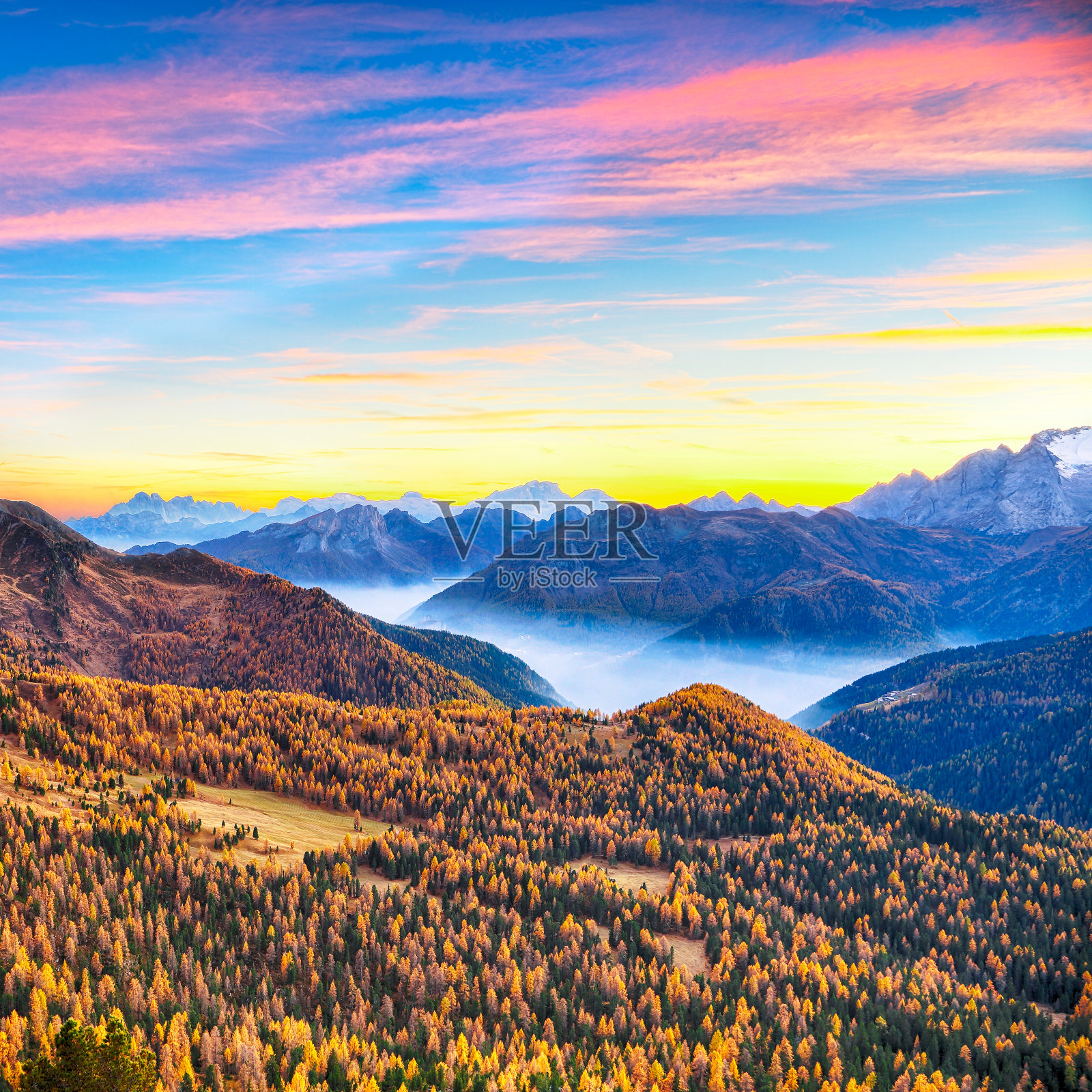 从Falzarego山口俯瞰照片摄影图片