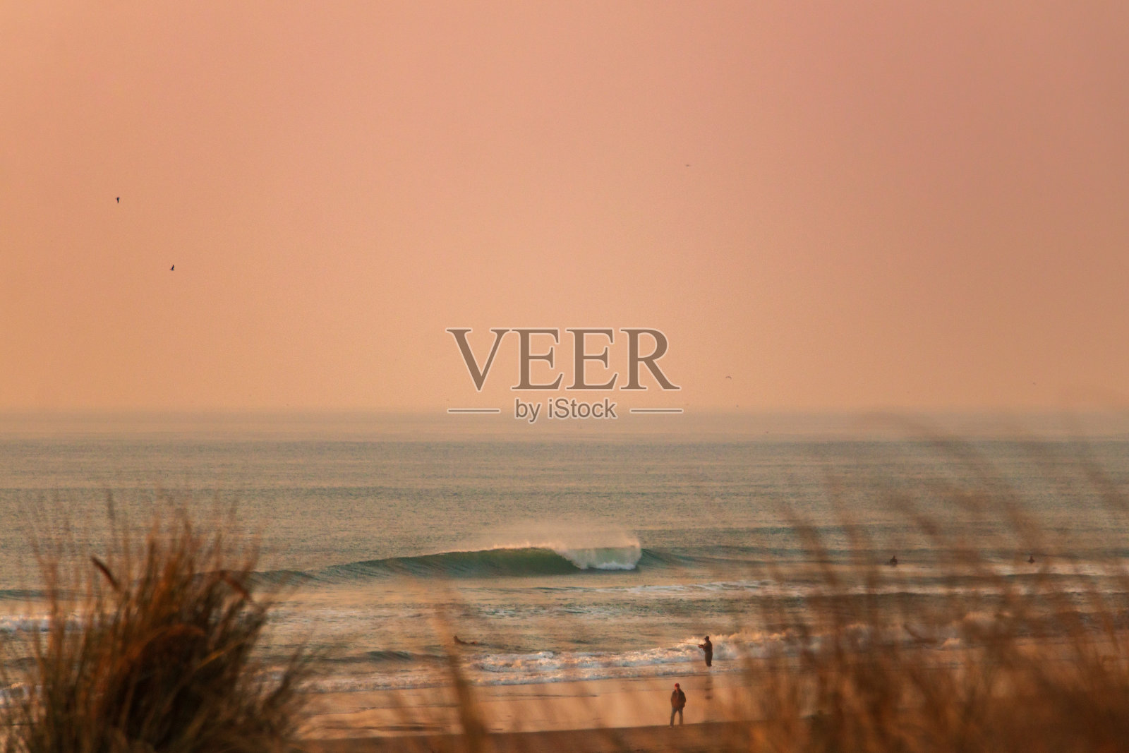 日落时大浪破浪照片摄影图片