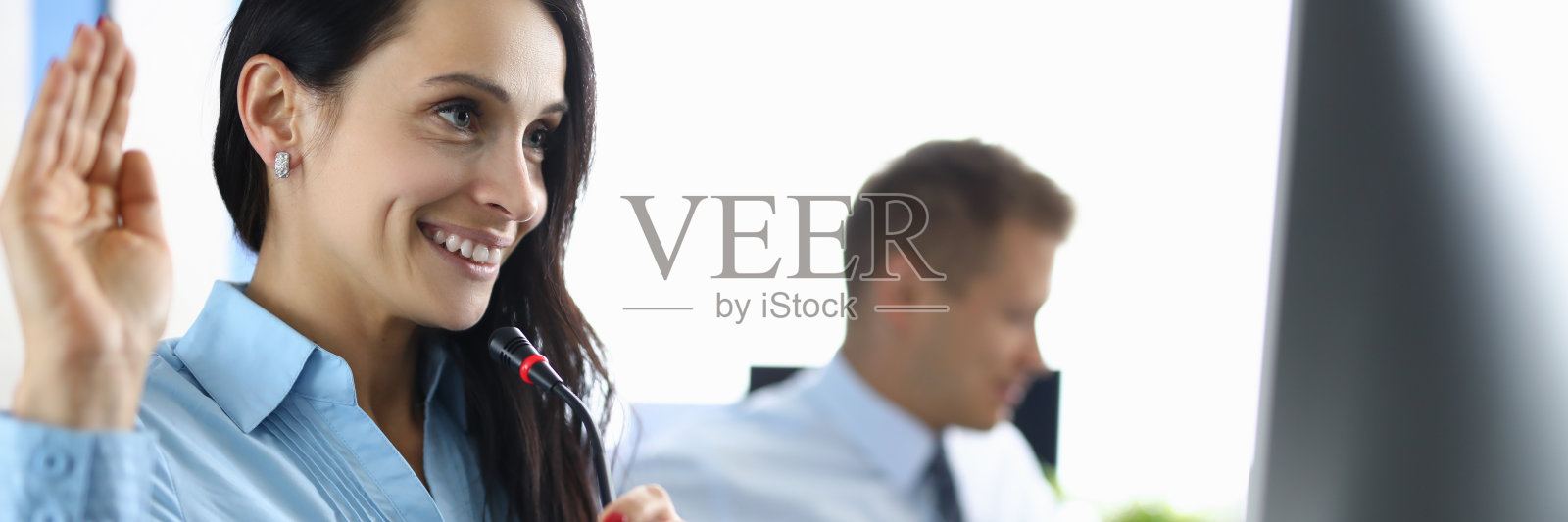 呼叫中心接线员向通话者提供在线电话。照片摄影图片