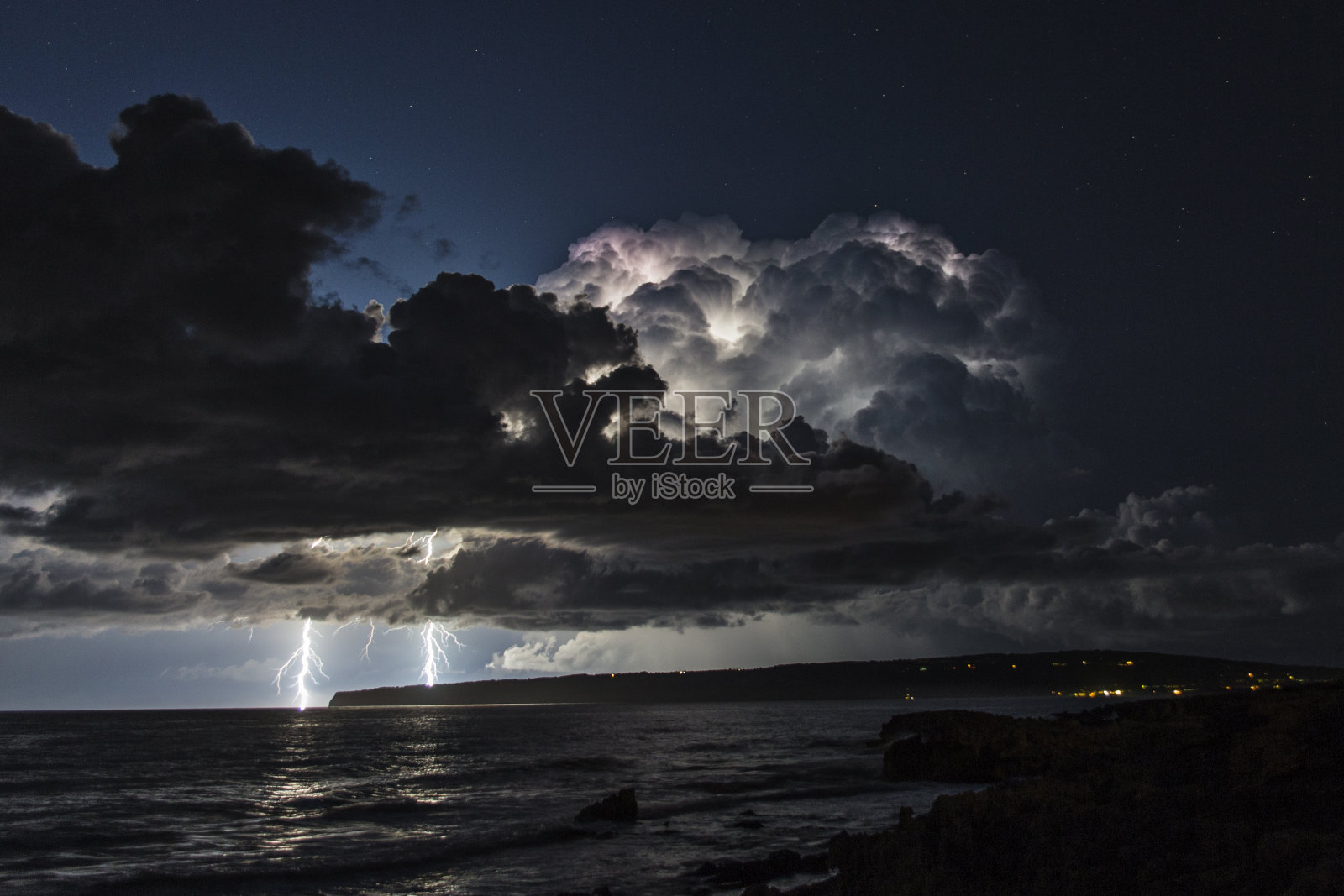 地中海上空的雷暴伴有两道闪电落入水中照片摄影图片