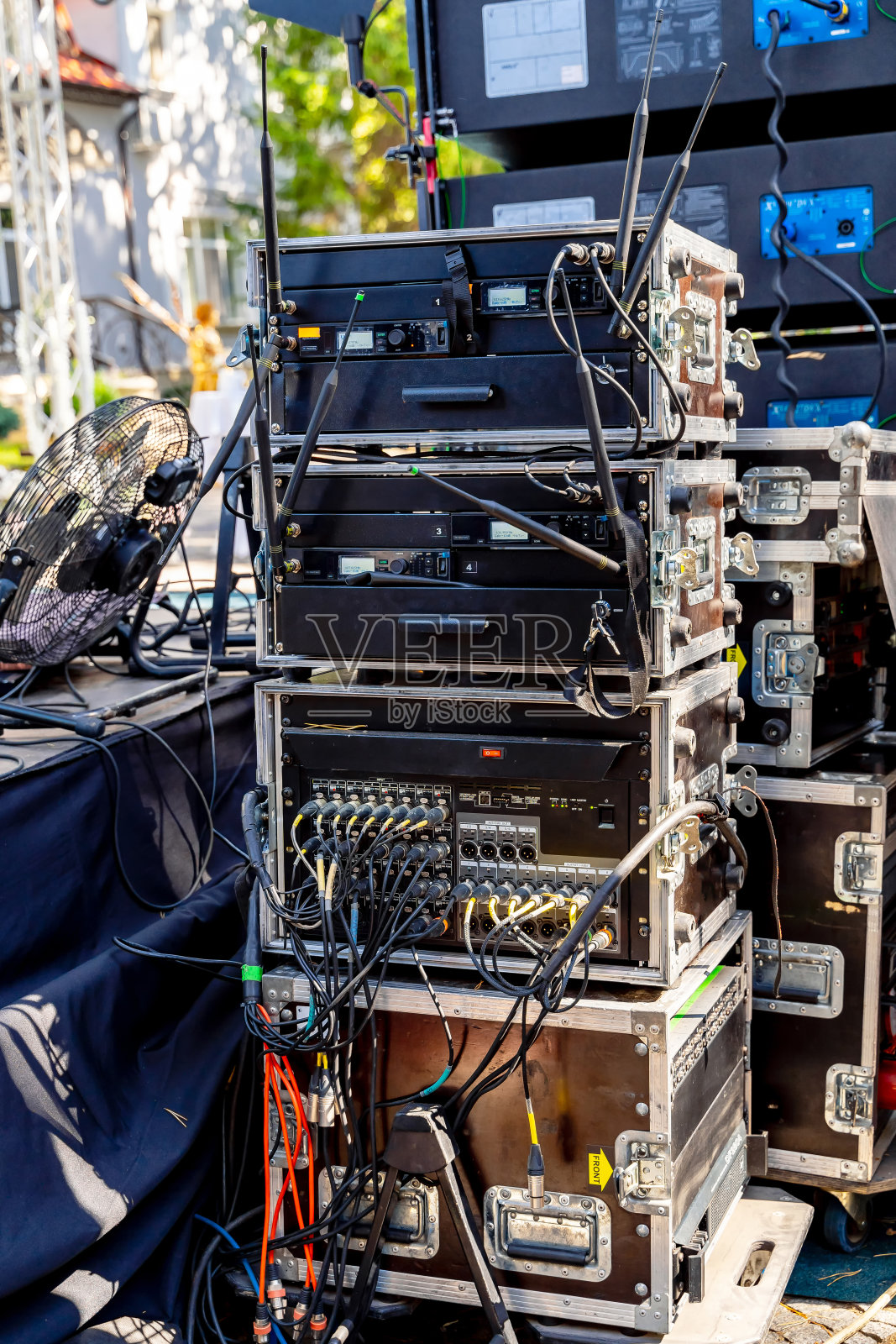 音乐会设备。。插入音响师混音控制台输入端的电缆。音乐会的便携式设备。特写镜头。照片摄影图片