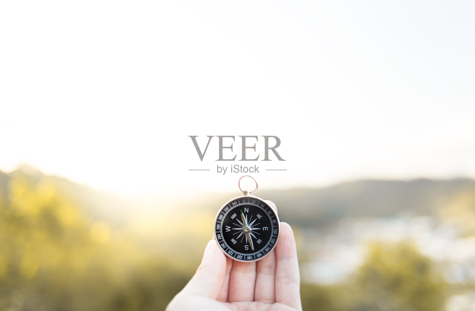 手持指南针照片摄影图片