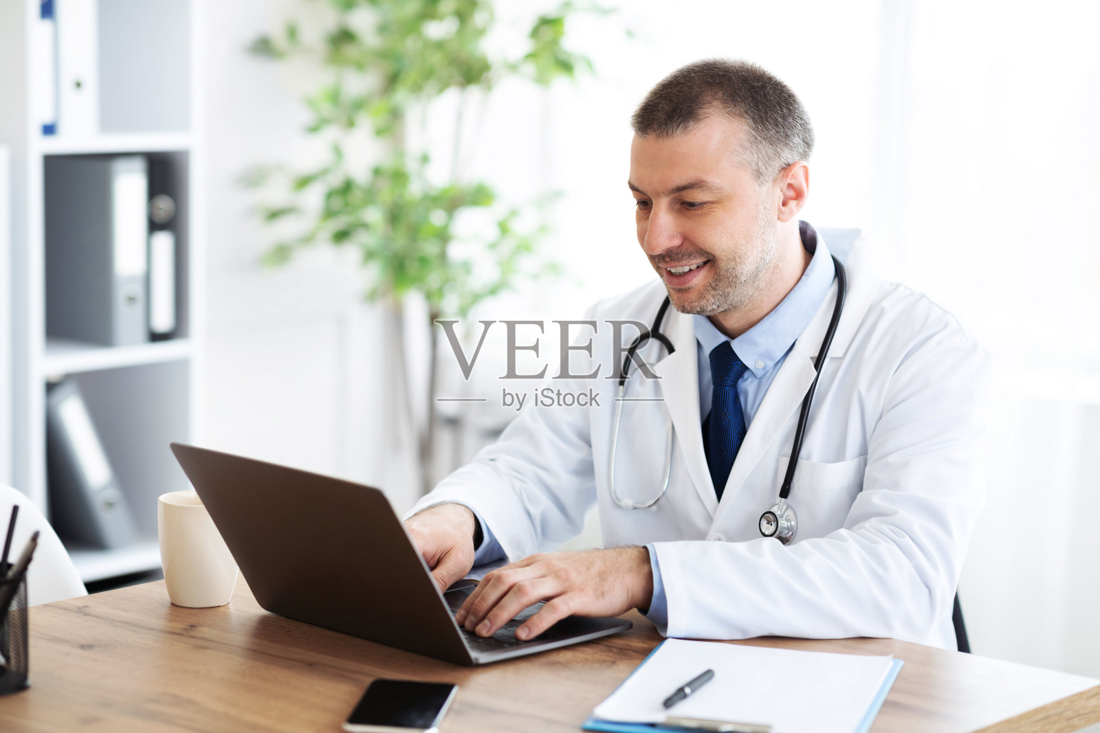 成熟的从业人员使用笔记本电脑打字的肖像照片摄影图片