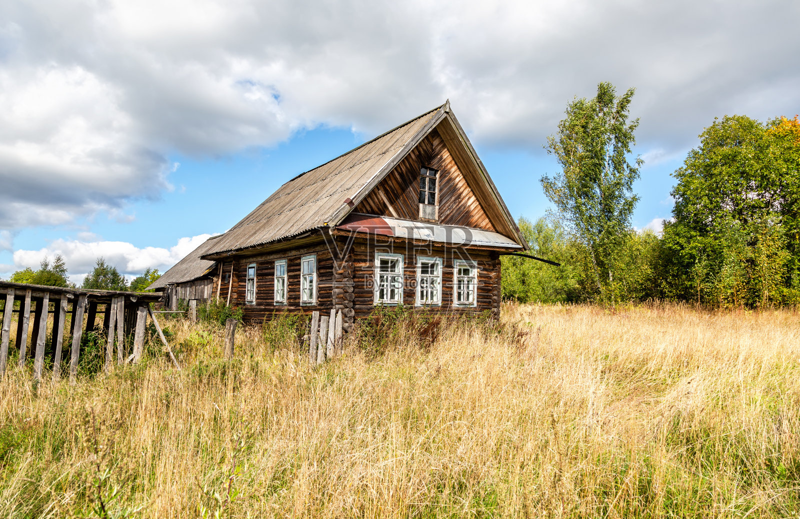 古老的乡村木屋在被遗弃的俄罗斯村庄照片摄影图片