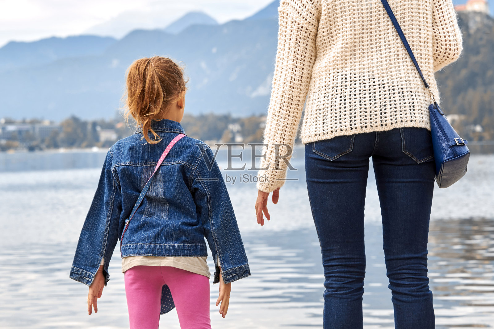 母女在湖上共度美好时光照片摄影图片
