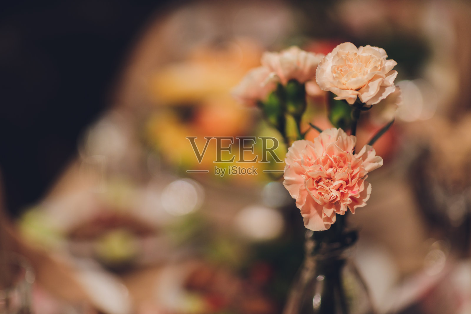 豪华婚宴上的餐桌布置。桌子上有漂亮的花。照片摄影图片