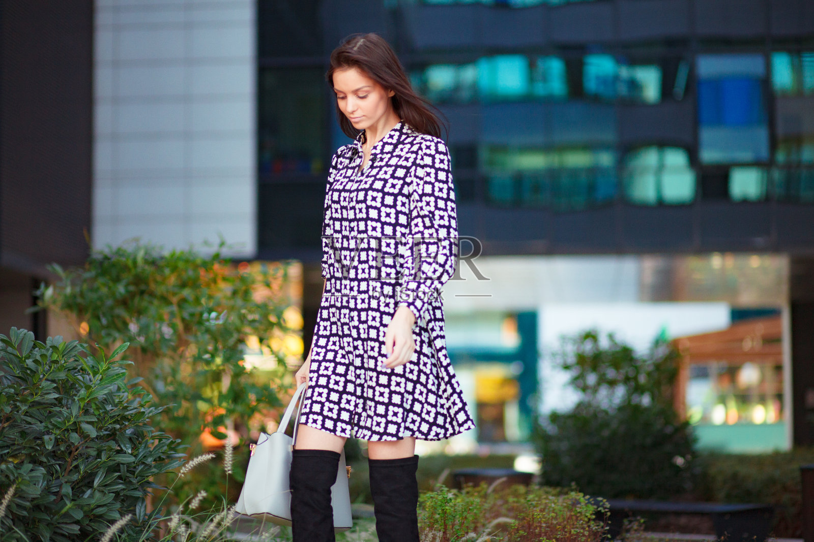 商人走在户外照片摄影图片