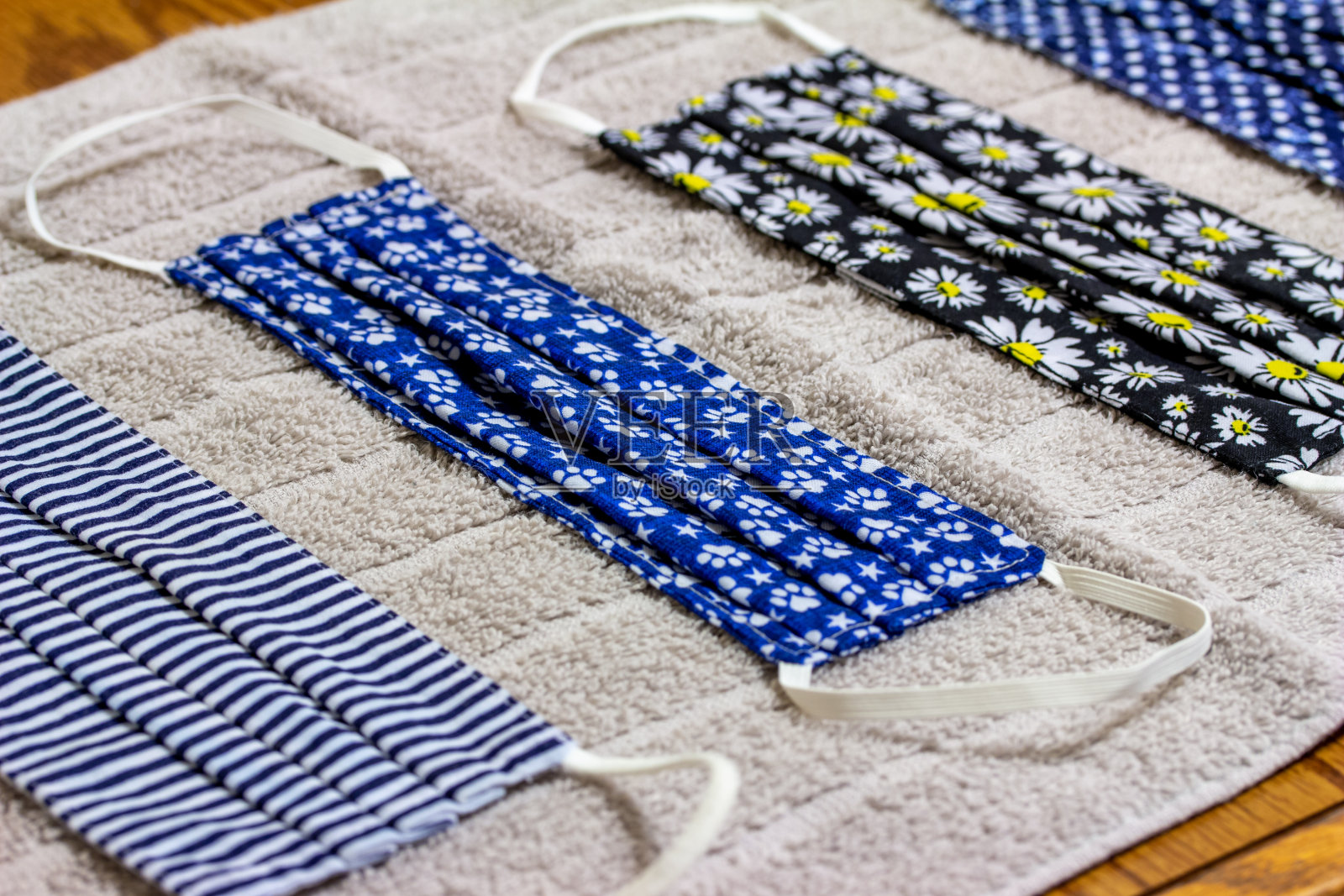 用毛巾擦干手洗的口罩照片摄影图片