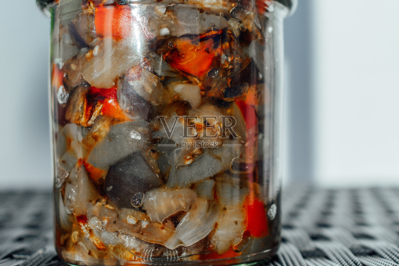 桌子上罐子里食物的特写镜头照片摄影图片