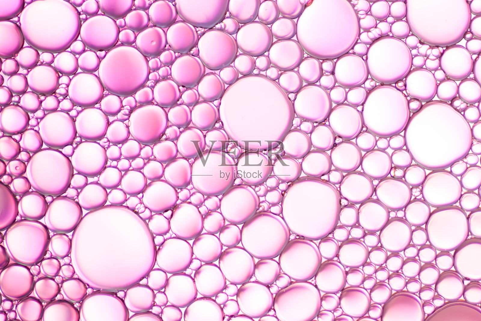 五彩缤纷的艺术油滴浮在水面上。摘要泡沫的背景。照片摄影图片