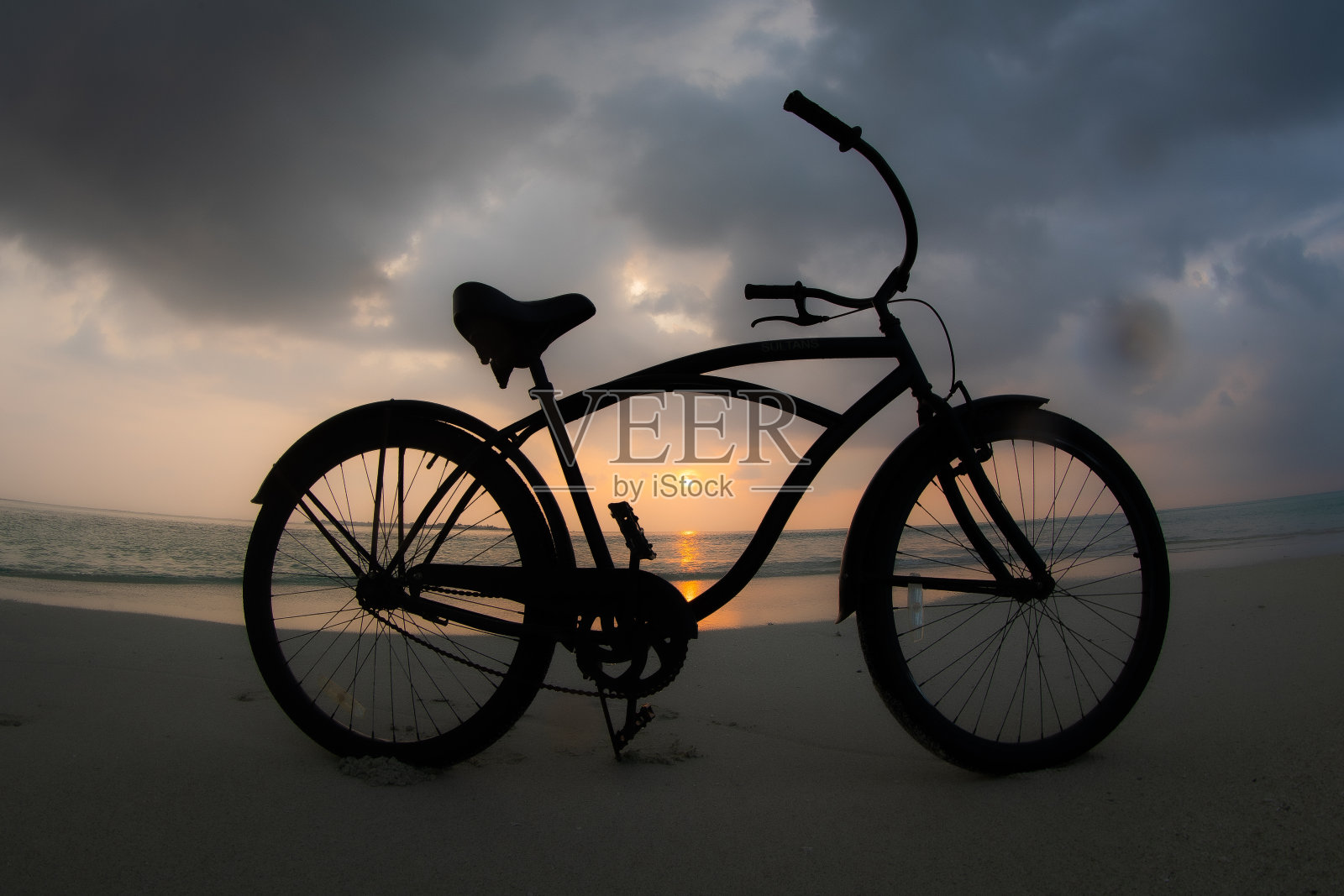 海滩巡洋舰自行车在日落照片摄影图片