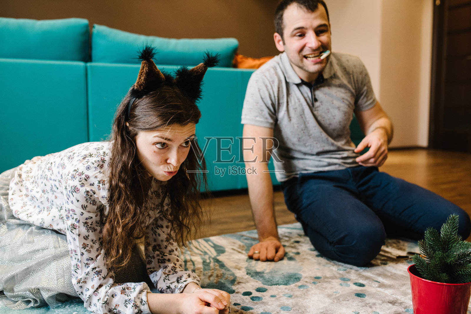 微笑的年轻家庭与孩子玩耍的肖像。幸福的家庭，为人父母和人们的观念-母亲，父亲和孩子在家里。花时间在一起。照片摄影图片