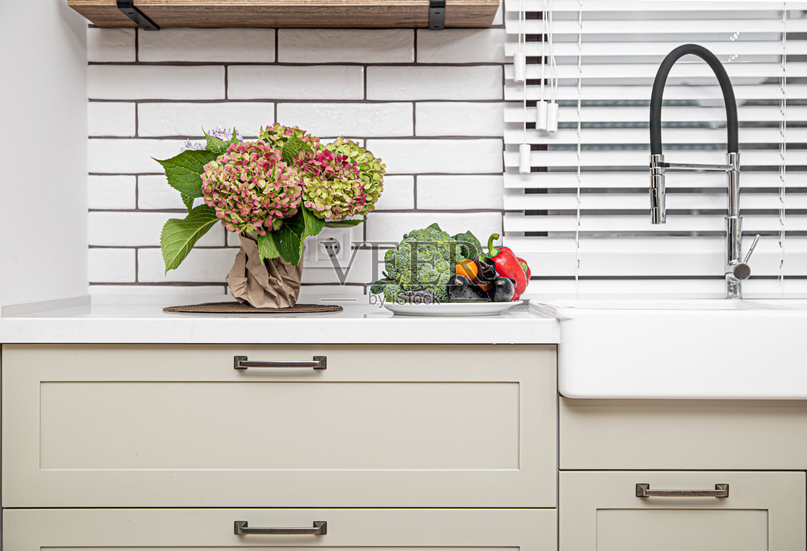 厨房内部靠近洗脸盆的白色橱柜，极简风格。照片摄影图片