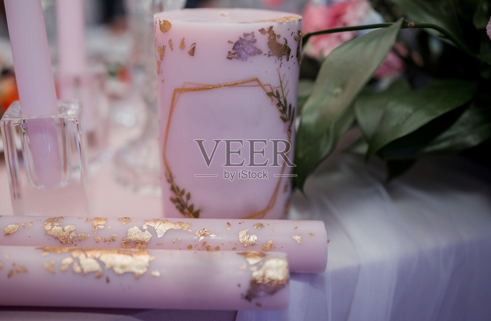 婚礼桌上的蜡烛装饰照片摄影图片