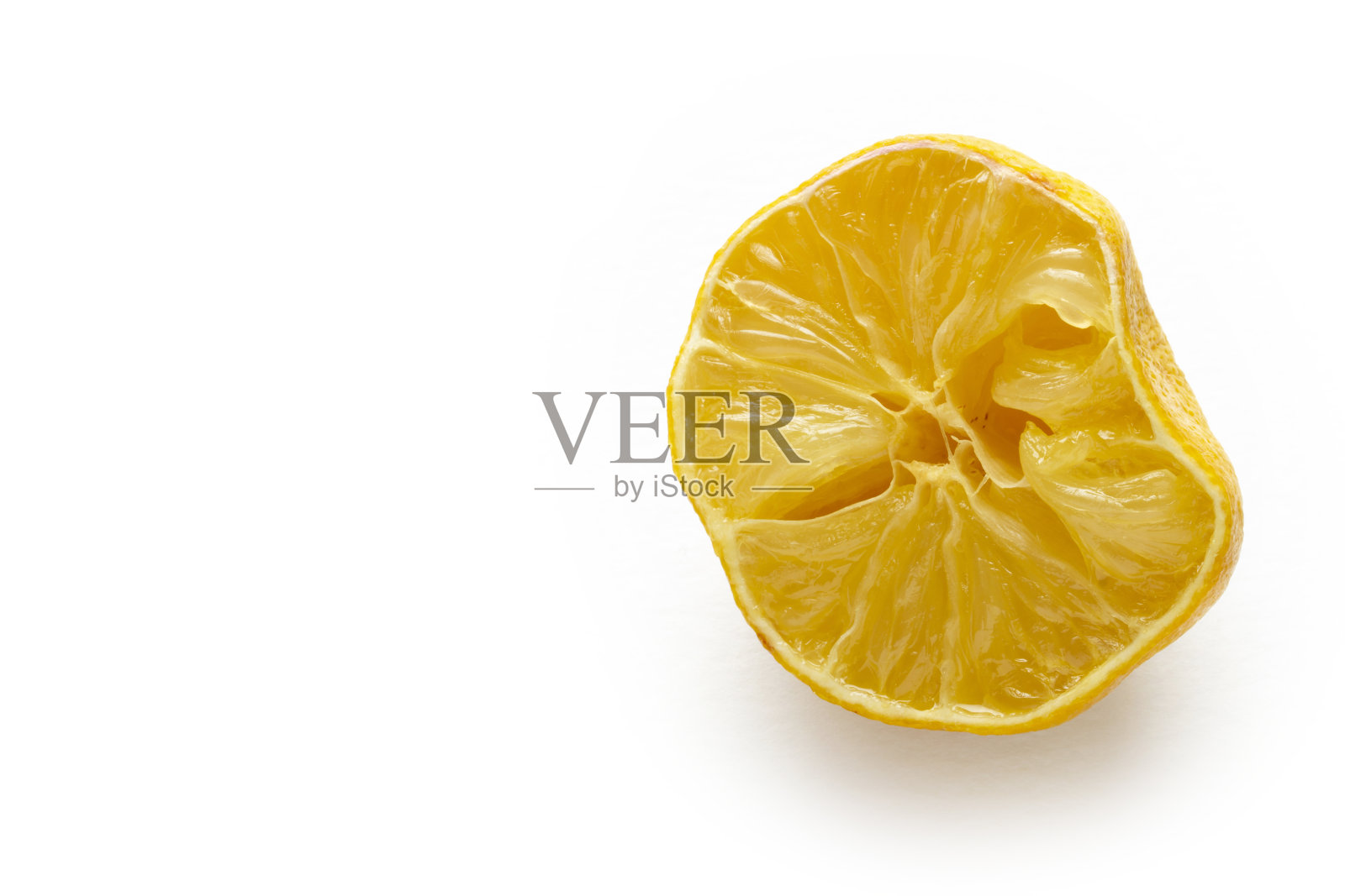 挤柠檬在白色的背景照片摄影图片