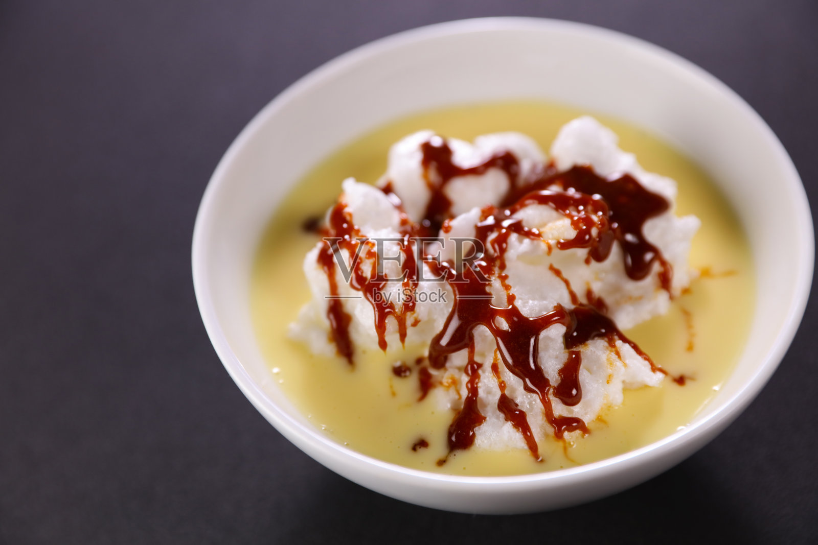 浮岛-奶油和焦糖照片摄影图片