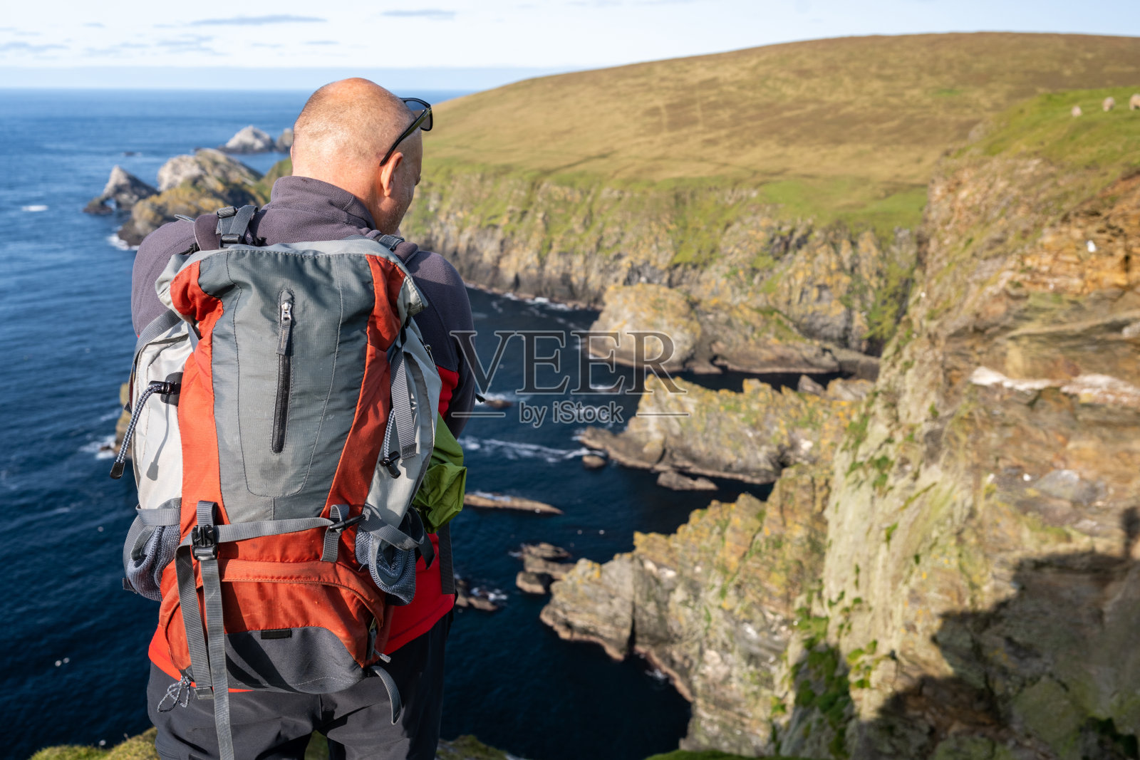 男性徒步旅行者拍摄悬崖照片摄影图片