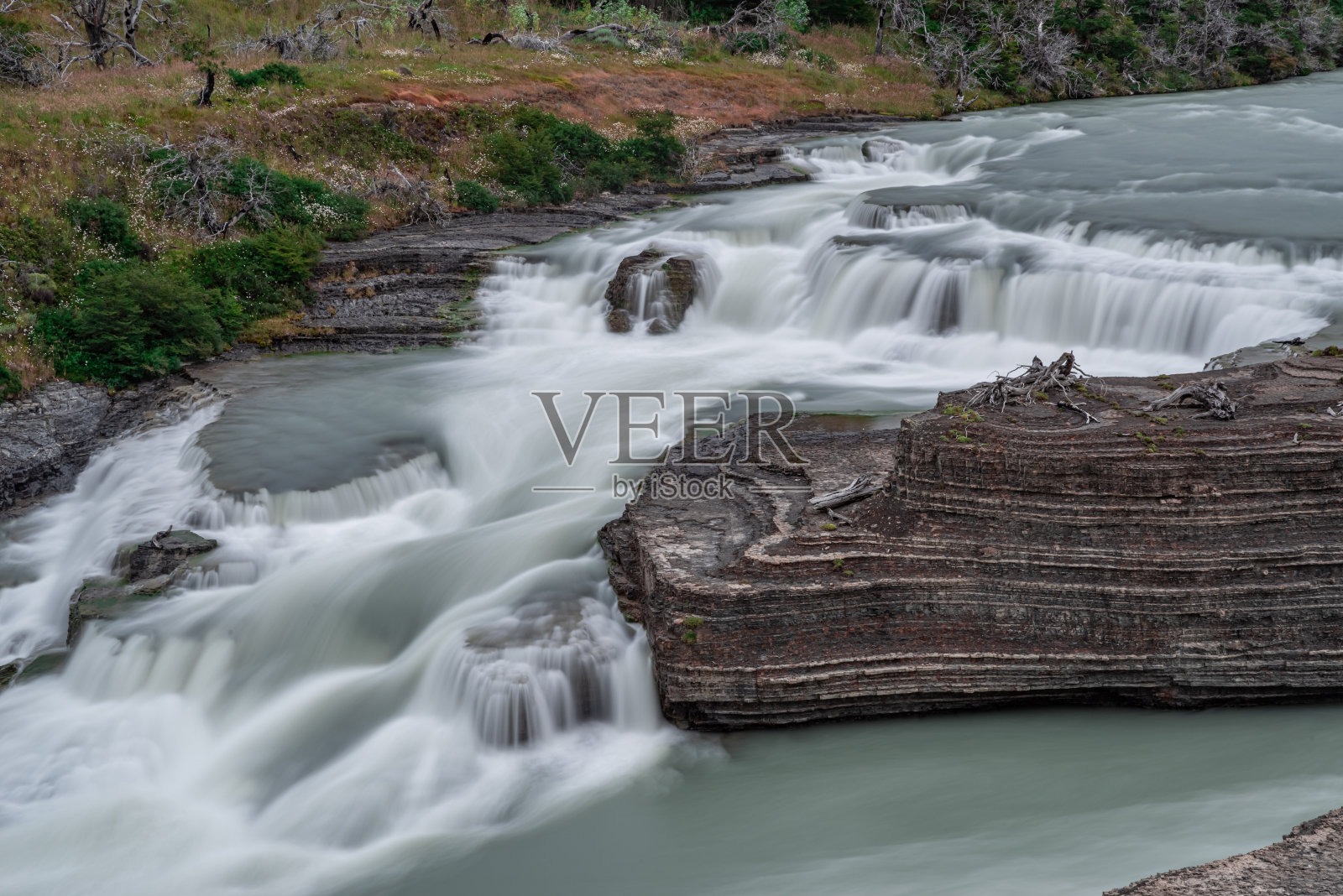 潘恩瀑布(Cascada里约热内卢Paine waterfall)位于智利托雷斯·德尔·潘恩国家公园。照片摄影图片