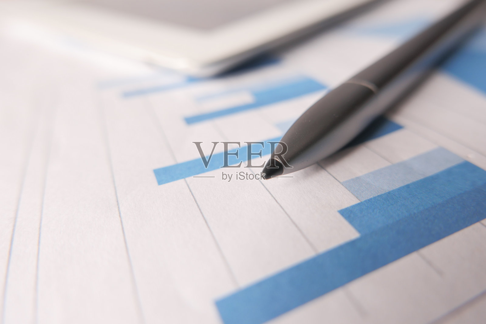 财务图表，数字平板和笔在桌子上照片摄影图片