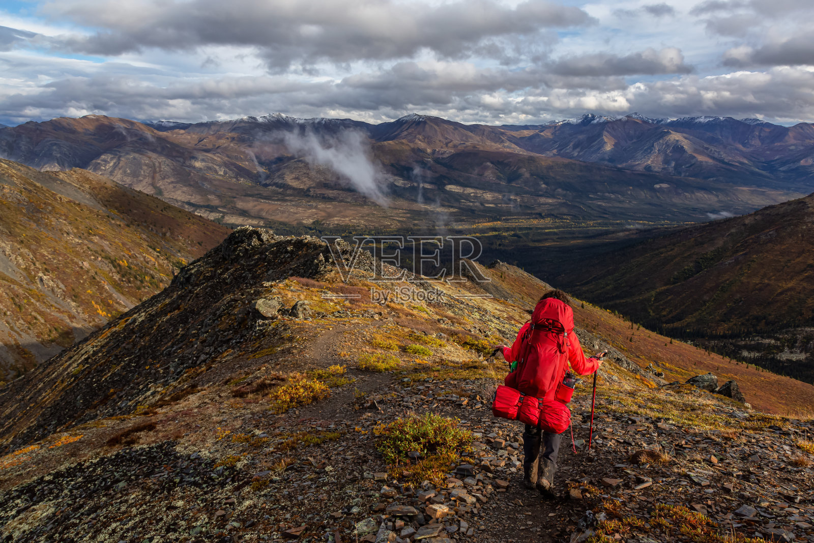 在风景优美的山区徒步旅行的女人照片摄影图片