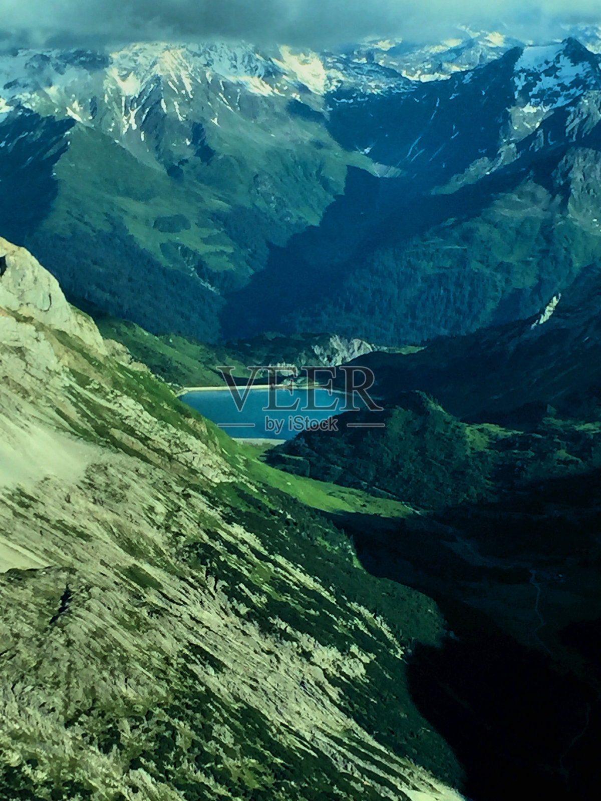 2016年7月17日，奥地利雄伟的山脉全景照片摄影图片