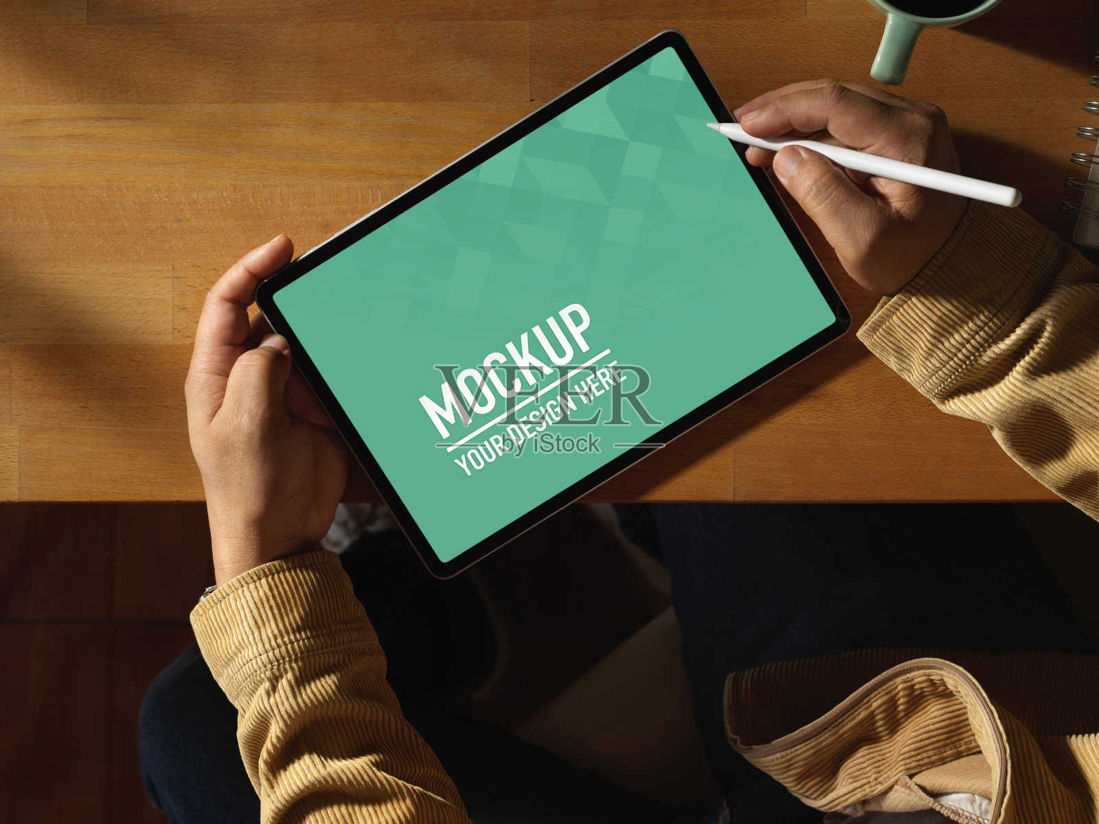 男性双手使用数码平板电脑放在木桌上，包括剪切路径照片摄影图片