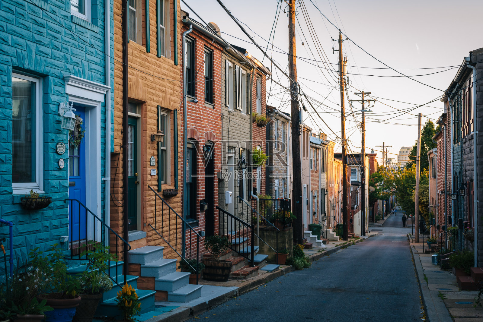 五颜六色的排房子沿着教堂街在屠夫山，巴尔的摩，马里兰州-照片摄影图片