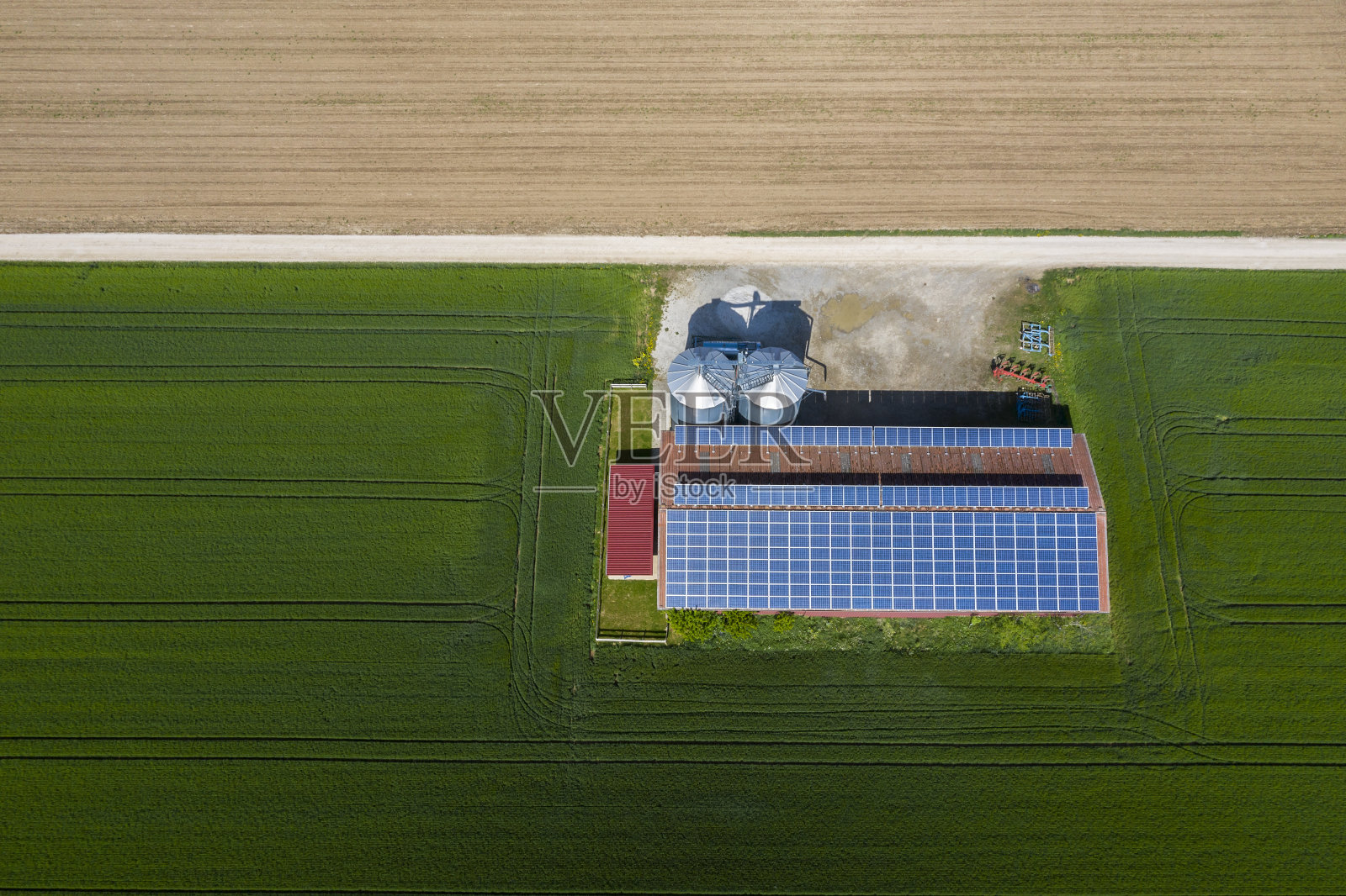农业建筑与太阳能电池板，鸟瞰图照片摄影图片