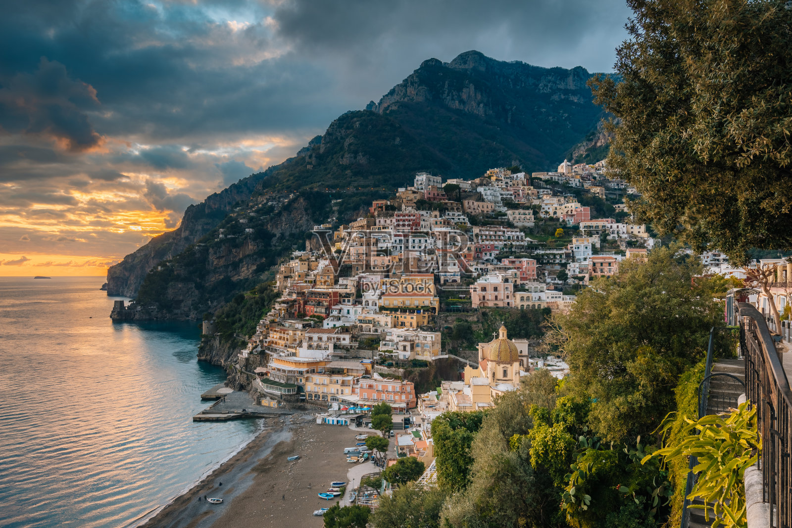 在意大利坎帕尼亚的阿马尔菲海岸，波西塔诺的日落景色照片摄影图片
