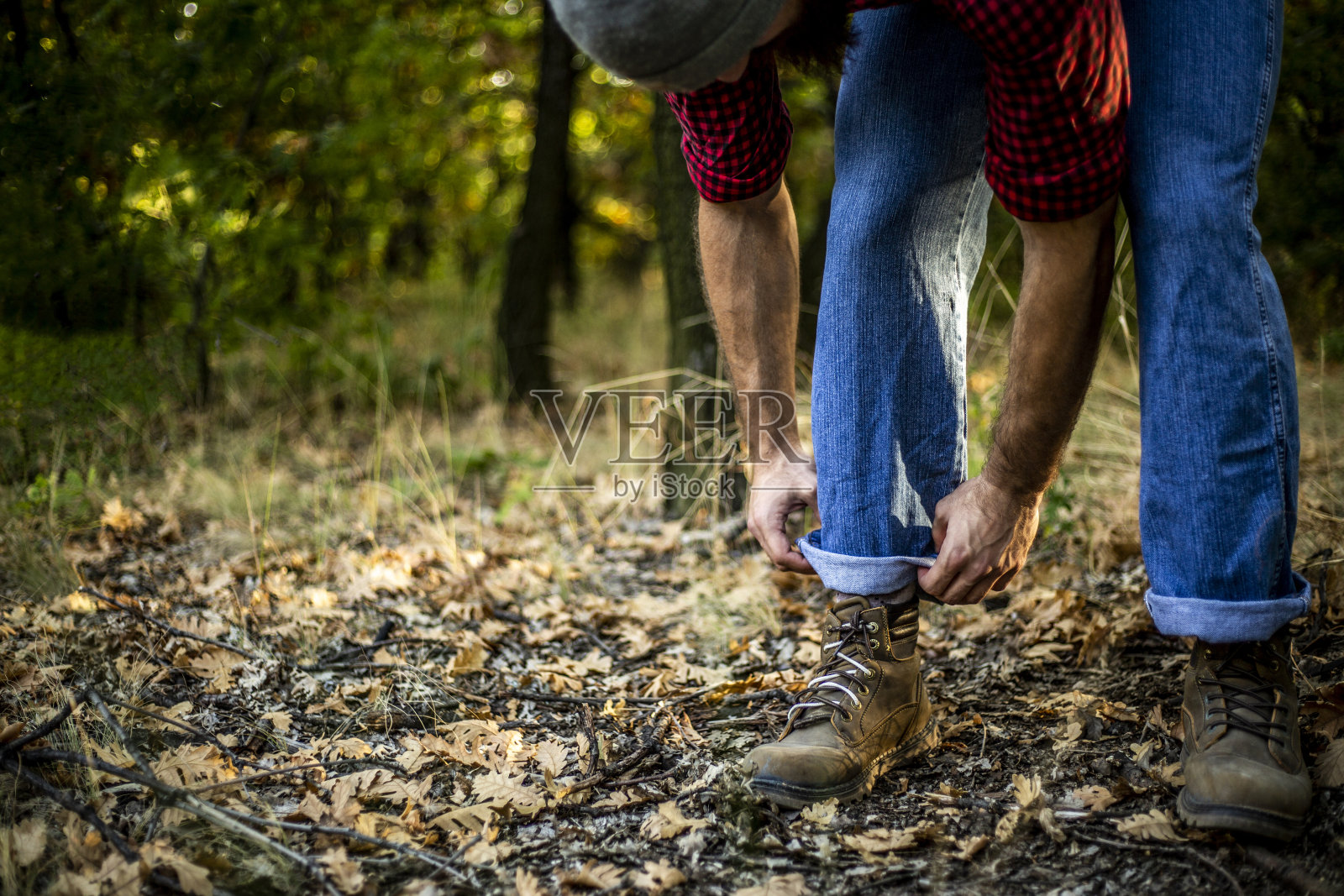 伐木工人-森林中的伐木工人每天都在准备和砍伐木材照片摄影图片