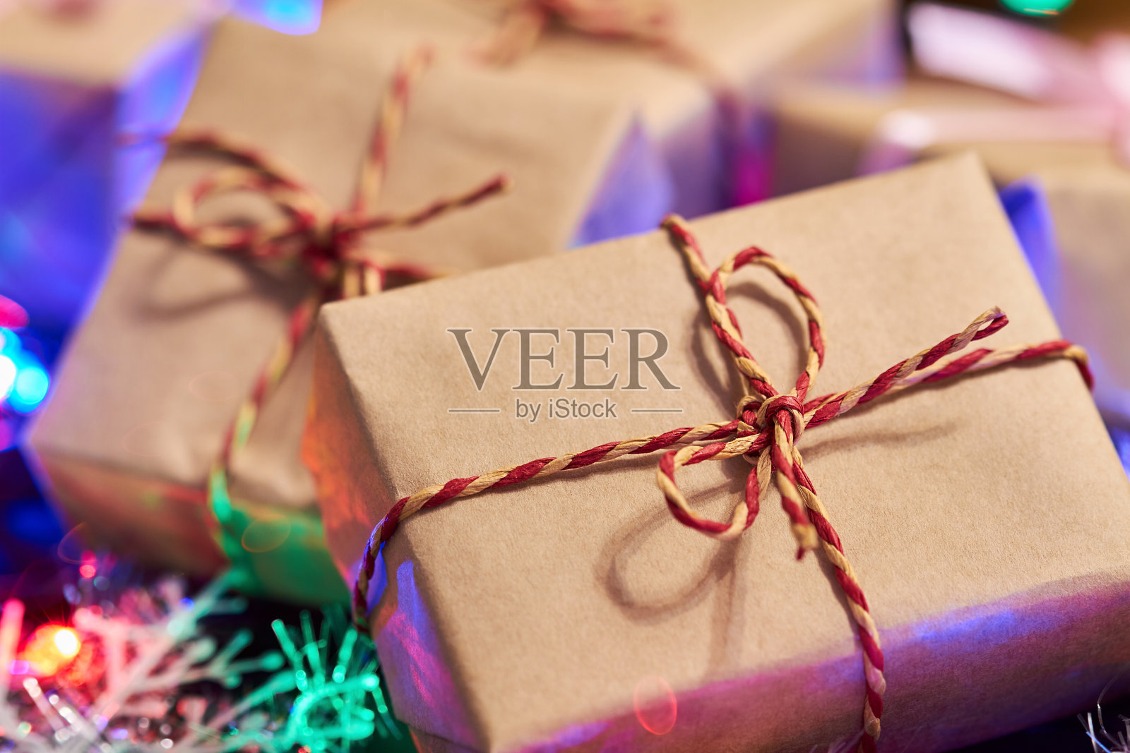 圣诞节或新年礼盒的背景下，彩色的灯光。特写,有选择性的重点照片摄影图片