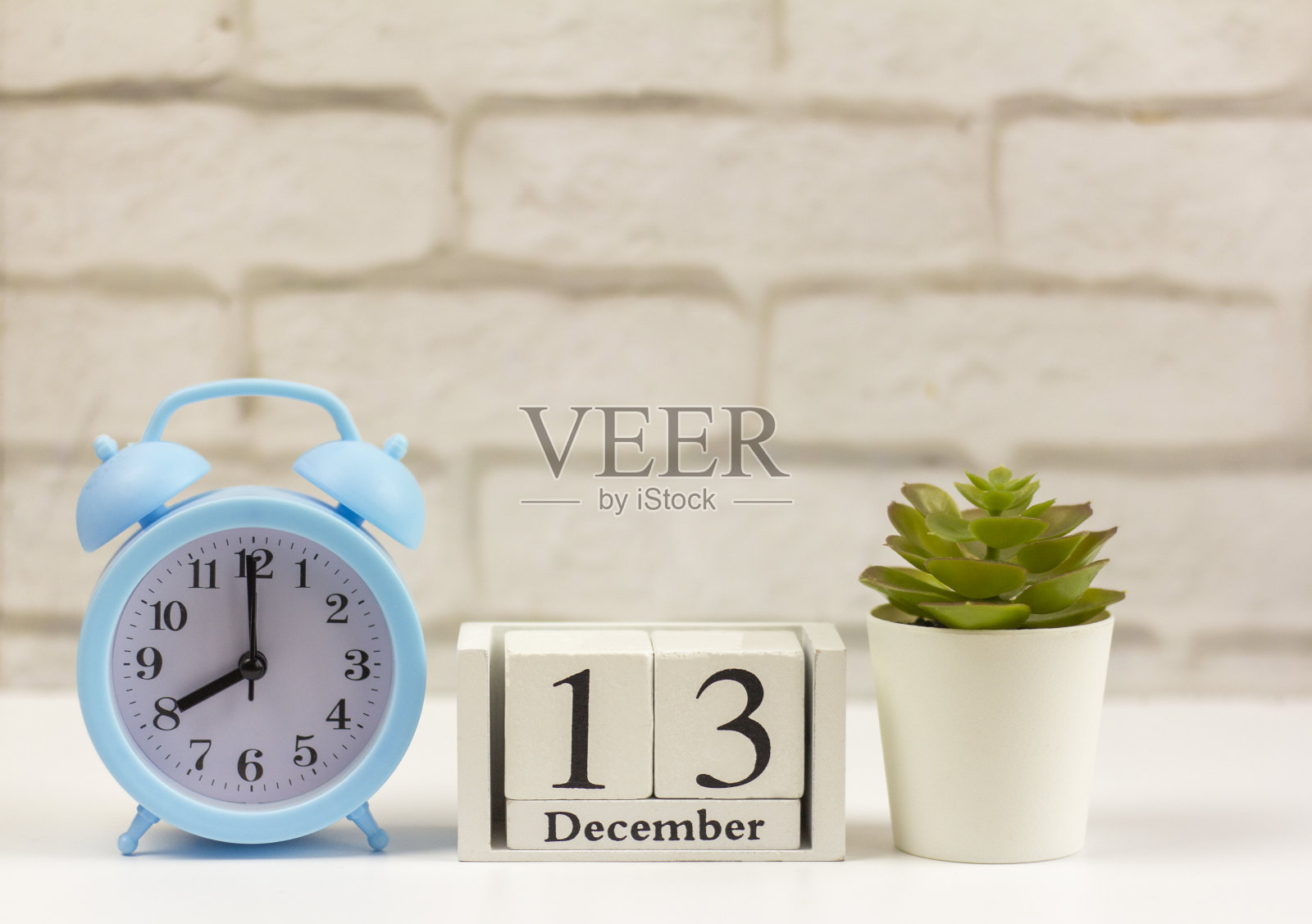 日历用白色的木方做成，闹钟放在桌上，12月13日在院子里。照片摄影图片